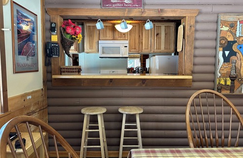 Tahoe Pines Cabine | Log Cabin Cozy Tahoe Pines: Accès facile, Dog-Friendly, blocs de la plage et des sentiers.