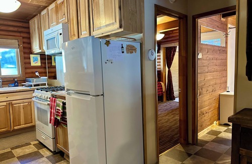 Tahoe Pines Cabine | Log Cabin Cozy Tahoe Pines: Accès facile, Dog-Friendly, blocs de la plage et des sentiers.
