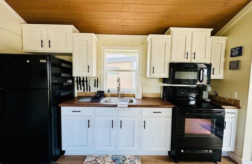 Austin Maison | Charming Tiny Home Getaway | Pool & Hot Tub