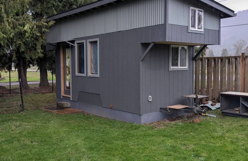 Everson Maison | Charming tiny house bungalow at Nugents Corner with WiFi & Baker Mt close by.