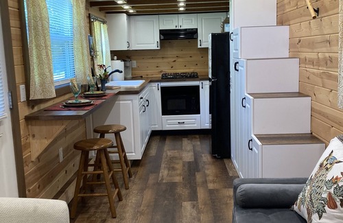 Richmond Maison | Charming Tiny House on 10 Wooded Acres