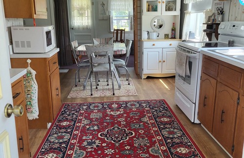 Eagle Lake Maison | Charming Tiny House in Eagle Lake. All you need to bring is your cloths & food.