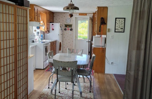 Eagle Lake Maison | Charming Tiny House in Eagle Lake. All you need to bring is your cloths & food.