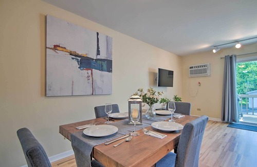 Gurnee Maison | NEW! Charming Townhome < 6 Mi Lake Michigan Beach!