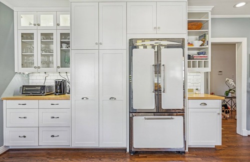 Hollywood - Santa Monica Maison | Charming Tudor in East Dallas Neighborhood