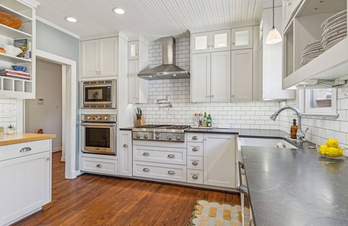 Hollywood - Santa Monica Maison | Charming Tudor in East Dallas Neighborhood