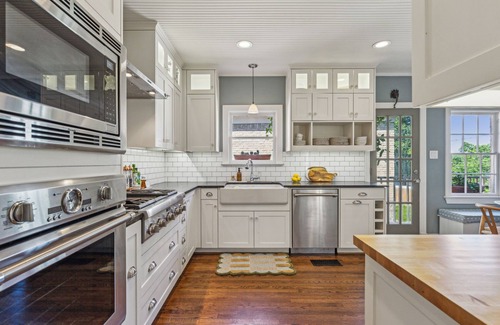 Hollywood - Santa Monica Maison | Charming Tudor in East Dallas Neighborhood