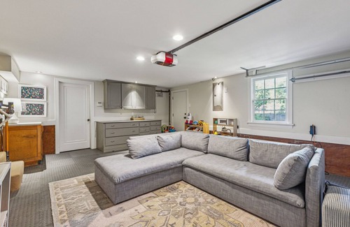 Hollywood - Santa Monica Maison | Charming Tudor in East Dallas Neighborhood