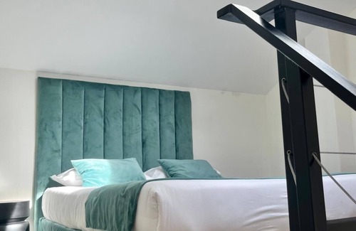 Levallois-Perret Appartement | Charming two - Bedroom Duplex with WiFi & AC Near Paris in Levallois-Perret