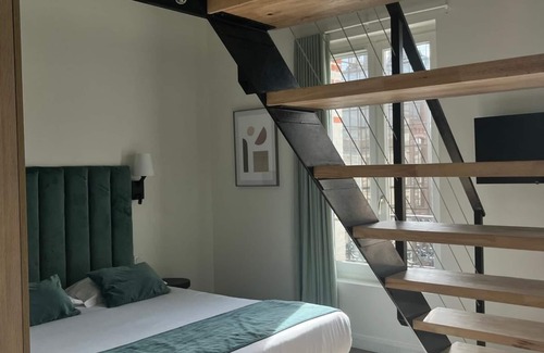Levallois-Perret Appartement | Charming two - Bedroom Duplex with WiFi & AC Near Paris in Levallois-Perret
