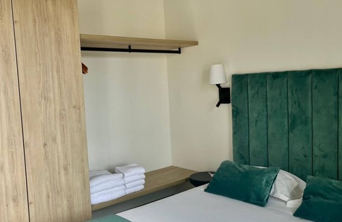 Levallois-Perret Appartement | Charming two - Bedroom Duplex with WiFi & AC Near Paris in Levallois-Perret