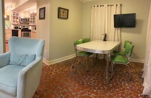 Central Gardens Maison | Charming two bedroom Central Gardens carriage house in amazing Memphis