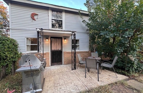 Central Gardens Maison | Charming two bedroom Central Gardens carriage house in amazing Memphis