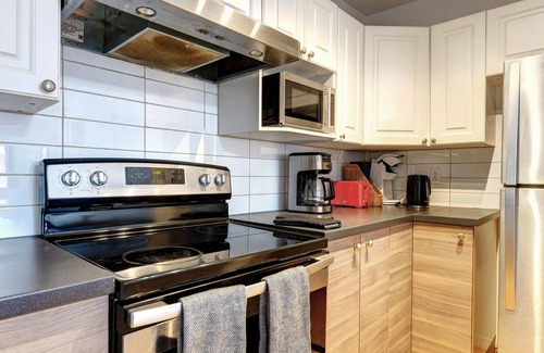 Francois-Perrault Appartement | Charming unit with Balcony - Near Highway 40