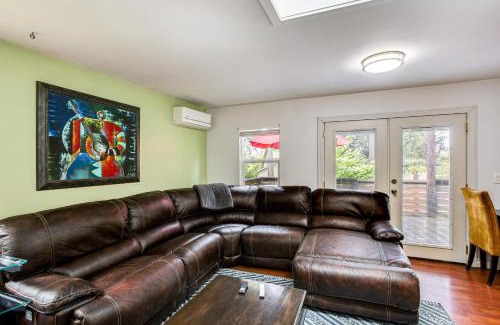 Newcastle Maison | Charming Unit with Deck about 3 Mi to Lake Washington!