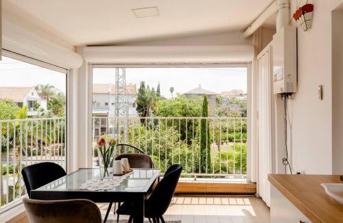 Rishon LeTsiyon Maison | Charming Unit with Pool and Great Amenities