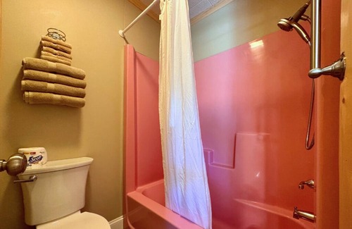 Trout Lake Hôtel | Charming Up North hotel room #7 with AC at Twin Cedars Resort in Trout Lake MI