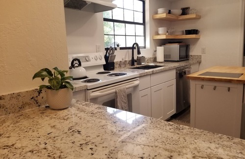 Payson Maison | Charming, updated 2 BA/2BR cottage in Payson, w/ AC. Dog friendly.