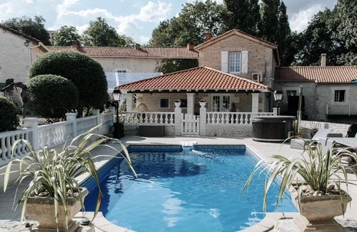 Chenon Maison | Charming updated and 4-bedroom mill house on the river with fantastic views.