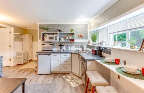 Lake Stevens Maison | Charming Updated Retreat Walk to Lake Stevens!