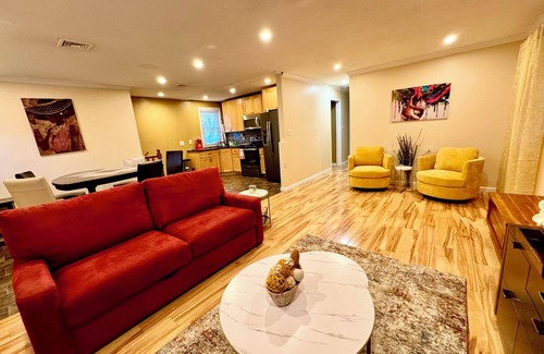 Hempstead Appartement | Charming Urban3-bedroom apartment in Hempstead with WiFi and AC