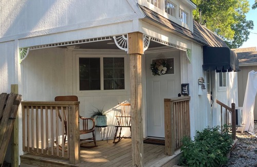 Girard Cottage | Charming Victorian cottage tinyhouse with WiFi and AC in quaint Girard