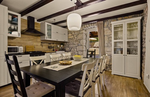 Topid Villa | Villa Antoana