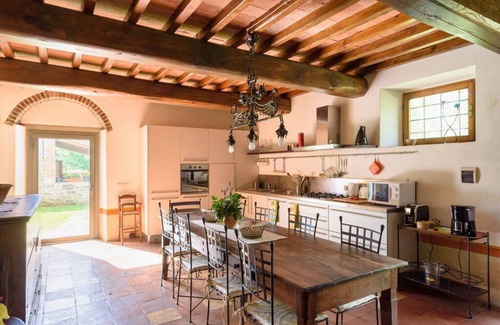 Castel Focognano Villa | Maison de campagne entourée de verdure, 6 chambres, piscine chauffée