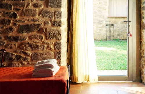 Castel Focognano Villa | Maison de campagne entourée de verdure, 6 chambres, piscine chauffée