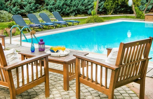Mikros Gialos Villa | 5 minutes à pied de la plage, des restaurants et des magasins. Jolis jardins, villa spacieuse avec 2 chambres avec salle de bains, une piscine, Wi-Fi, A / C, serviettes de piscine, sèche-cheveux et haut-parleur blue tooth.