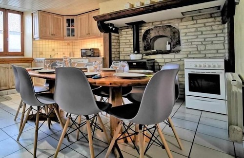 Mazeyrat-Aurouze Cottage | Maison de bourg restaurée avec cour privative au coeur d'un village paisible, proche gorges de l'Allier et sites historiques
