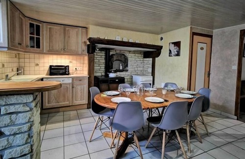 Mazeyrat-Aurouze Cottage | Maison de bourg restaurée avec cour privative au coeur d'un village paisible, proche gorges de l'Allier et sites historiques