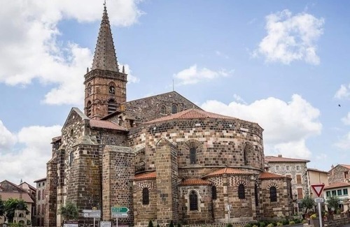 Mazeyrat-Aurouze Cottage | Maison de bourg restaurée avec cour privative au coeur d'un village paisible, proche gorges de l'Allier et sites historiques