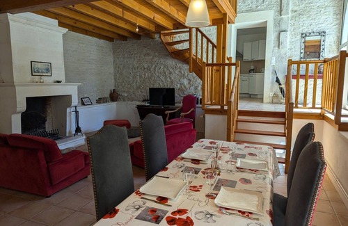 Saint-Cybardeaux Cottage | Gîte familial avec piscine chauffée, jardin privé et équipements bébé en pleine propriété viticole.