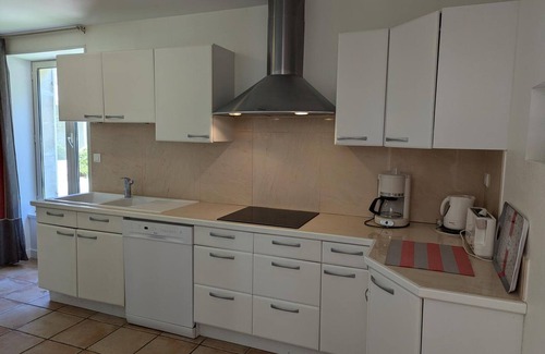 Saint-Cybardeaux Cottage | Gîte familial avec piscine chauffée, jardin privé et équipements bébé en pleine propriété viticole.