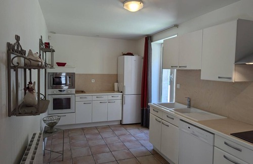 Saint-Cybardeaux Cottage | Gîte familial avec piscine chauffée, jardin privé et équipements bébé en pleine propriété viticole.