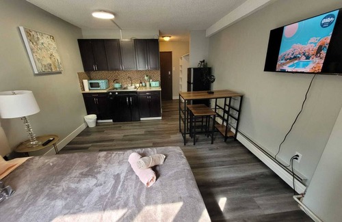 Eau Claire Appartement | Charming Vintage Studio Escape in Downtown Calgary