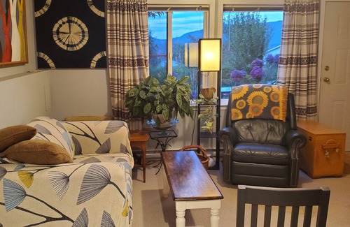 Cowichan Bay Lit Et Petit-Déjeuner | Charming walkout basement patio suite - ocean views.