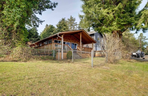 Sunset Beach Cottage | Charming Warrenton Cottage w/Deck < 1 Mi to Beach