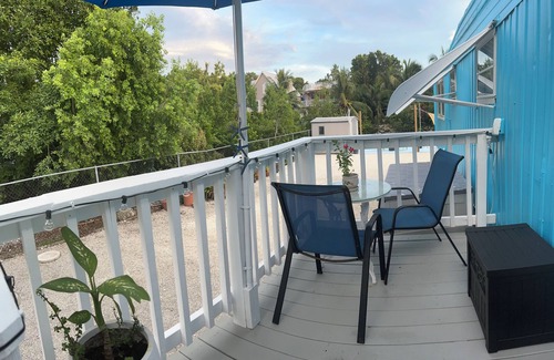 Twin Lakes Maison | Charming water front bungalow 40ft Dock & Tiki in the heart of Key Largo