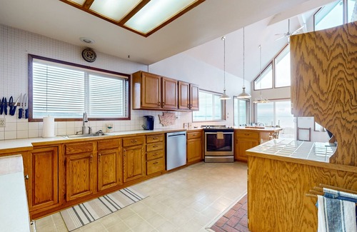Bellingham Appartement | Charming waterfront cabin with expansive decks, and direct beach access