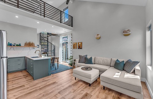 Lawrence Appartement | Charmingly Stylish 1-bed Loft Apt! Wonderful Lawrence Barker neighborhood