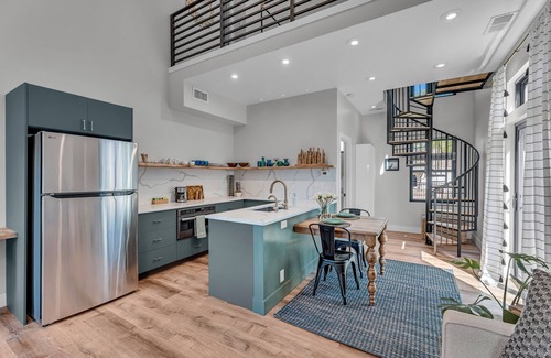 Lawrence Appartement | Charmingly Stylish 1-bed Loft Apt! Wonderful Lawrence Barker neighborhood
