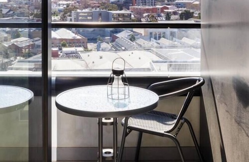 Melbourne Central Business District Appartement | Chasing Skylines Chic and Contemporary Living