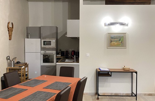 Lussan Appartement | Appartement dans Château pour 4 personnes avec Piscine commune