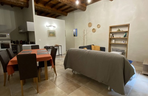 Lussan Appartement | Appartement dans Château pour 4 personnes avec Piscine commune