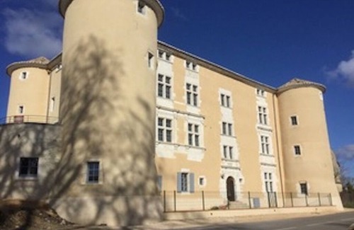 Lussan Appartement | Appartement dans Château pour 4 personnes avec Piscine commune