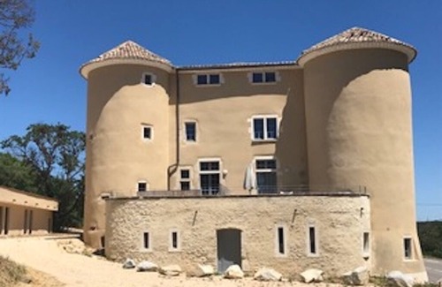 Lussan Appartement | Appartement dans Château pour 4 personnes avec Piscine commune