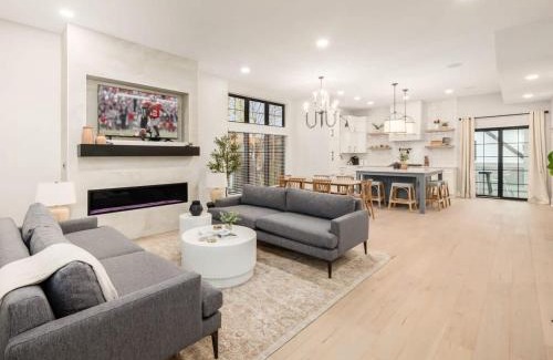 Merion Village Maison | Chateau in the Village - Brand New 3BD 5BA