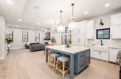 Merion Village Maison | Chateau in the Village - Luxury New Build 3BD/5BA